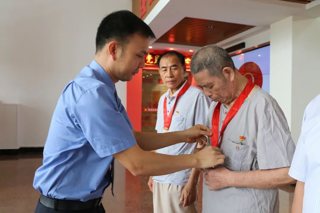 黨史學習教育│陸川縣檢察院黨員活動中心揭牌儀式暨“光榮在黨50年”紀念章頒發儀式