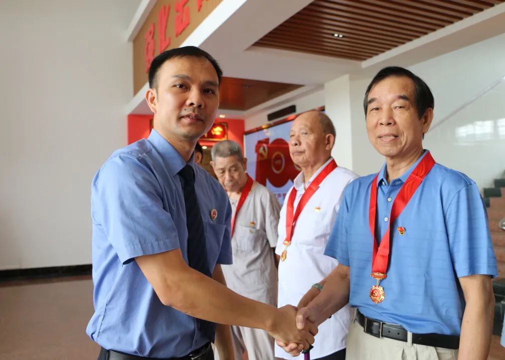 黨史學習教育│陸川縣檢察院黨員活動中心揭牌儀式暨“光榮在黨50年”紀念章頒發儀式