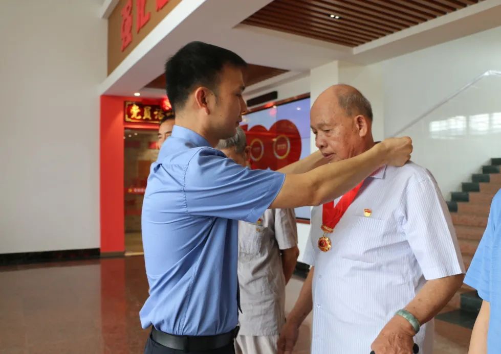 黨史學習教育│陸川縣檢察院黨員活動中心揭牌儀式暨“光榮在黨50年”紀念章頒發儀式